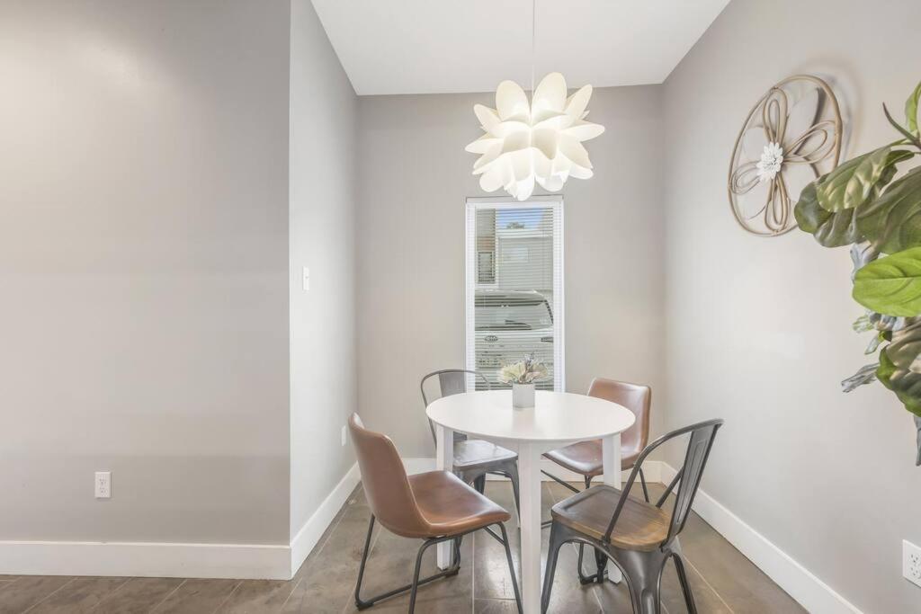 Cozy 2 Bed Townhome Near The Hospital Lafayette Exterior foto