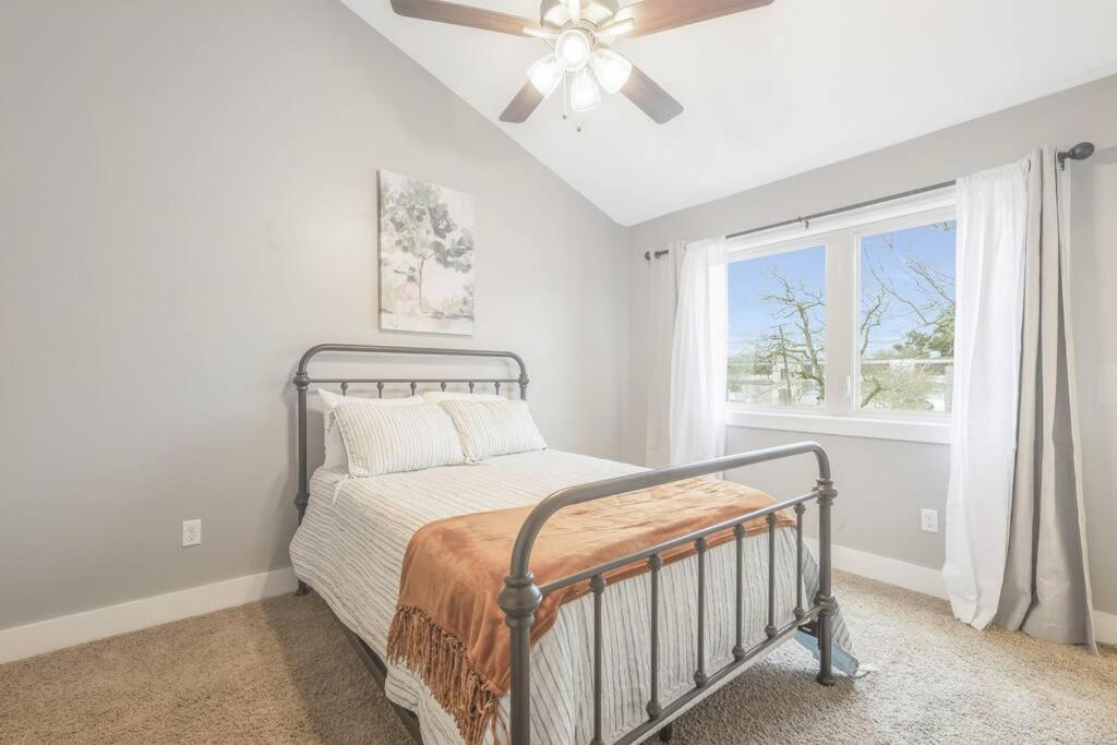 Cozy 2 Bed Townhome Near The Hospital Lafayette Exterior foto