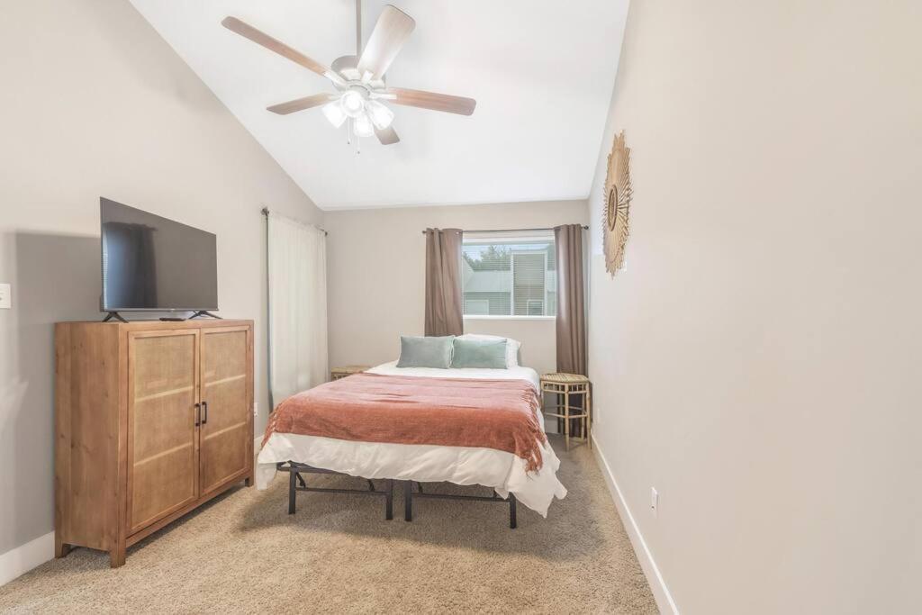 Cozy 2 Bed Townhome Near The Hospital Lafayette Exterior foto